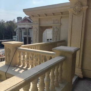 郴州 黄金麻别墅外墙干挂雕花配合阳台栏杆花瓶柱