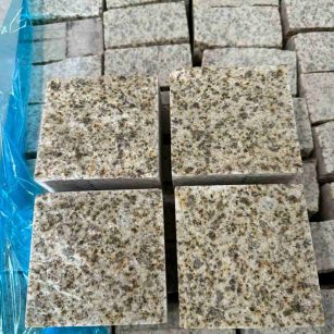 郴州 黄金麻花岗岩自然面小方块，弹石，马蹄石等