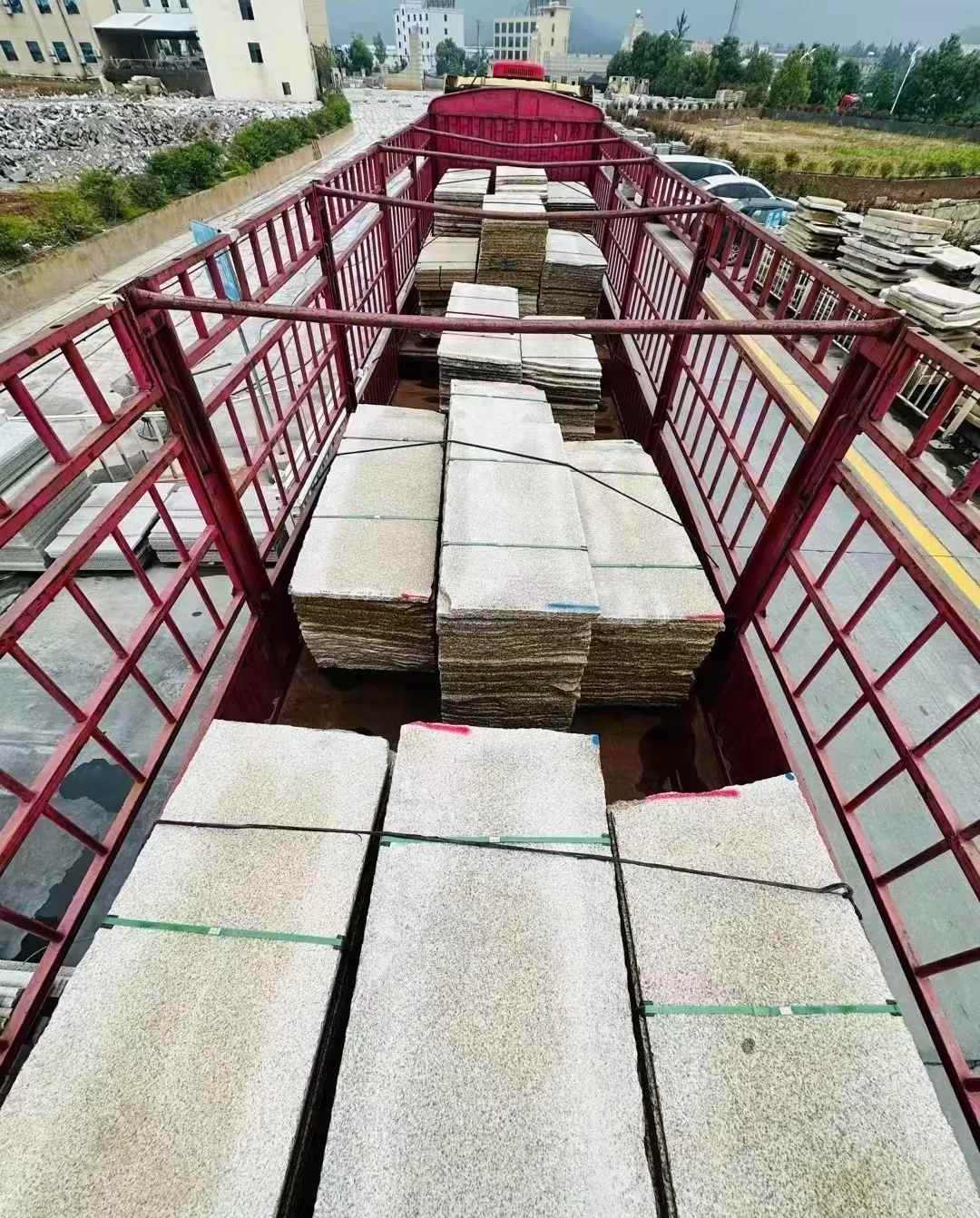 郴州 黄金麻花岗岩荔枝面，光面毛板装车完成