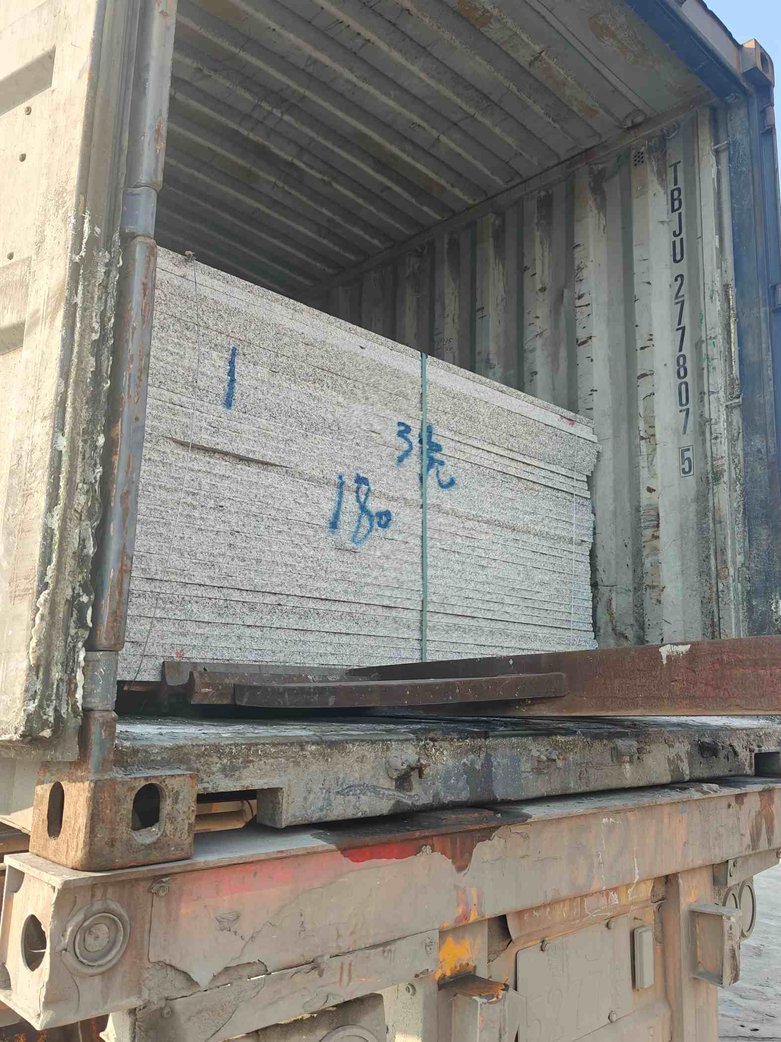 郴州 芝麻白花岗岩石材3.0公分光面毛板装柜出货