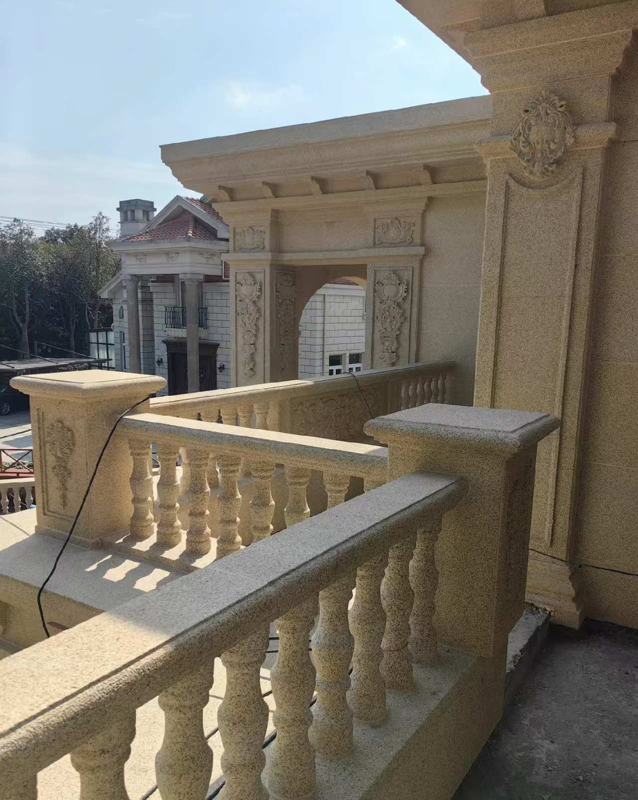 郴州 黄金麻别墅外墙干挂雕花配合阳台栏杆花瓶柱