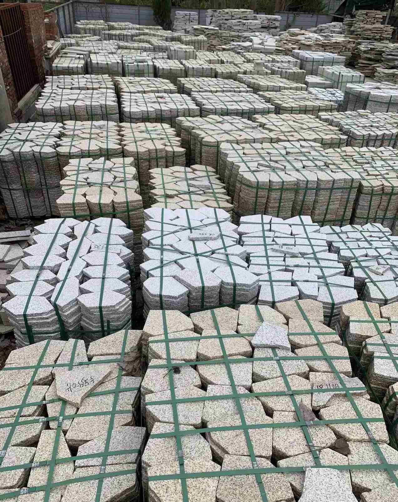 郴州 黄金麻白麻花岗岩荔枝面地铺石(冰裂纹)