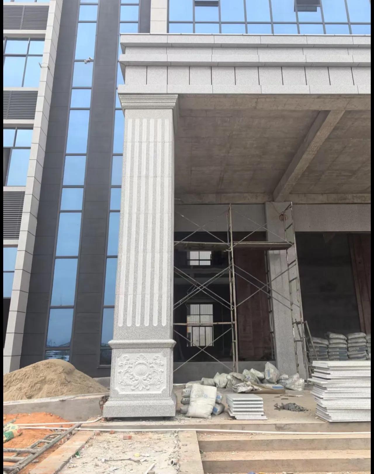 郴州 芝麻白光面花岗岩门楼大柱（罗马柱）配雕花底座