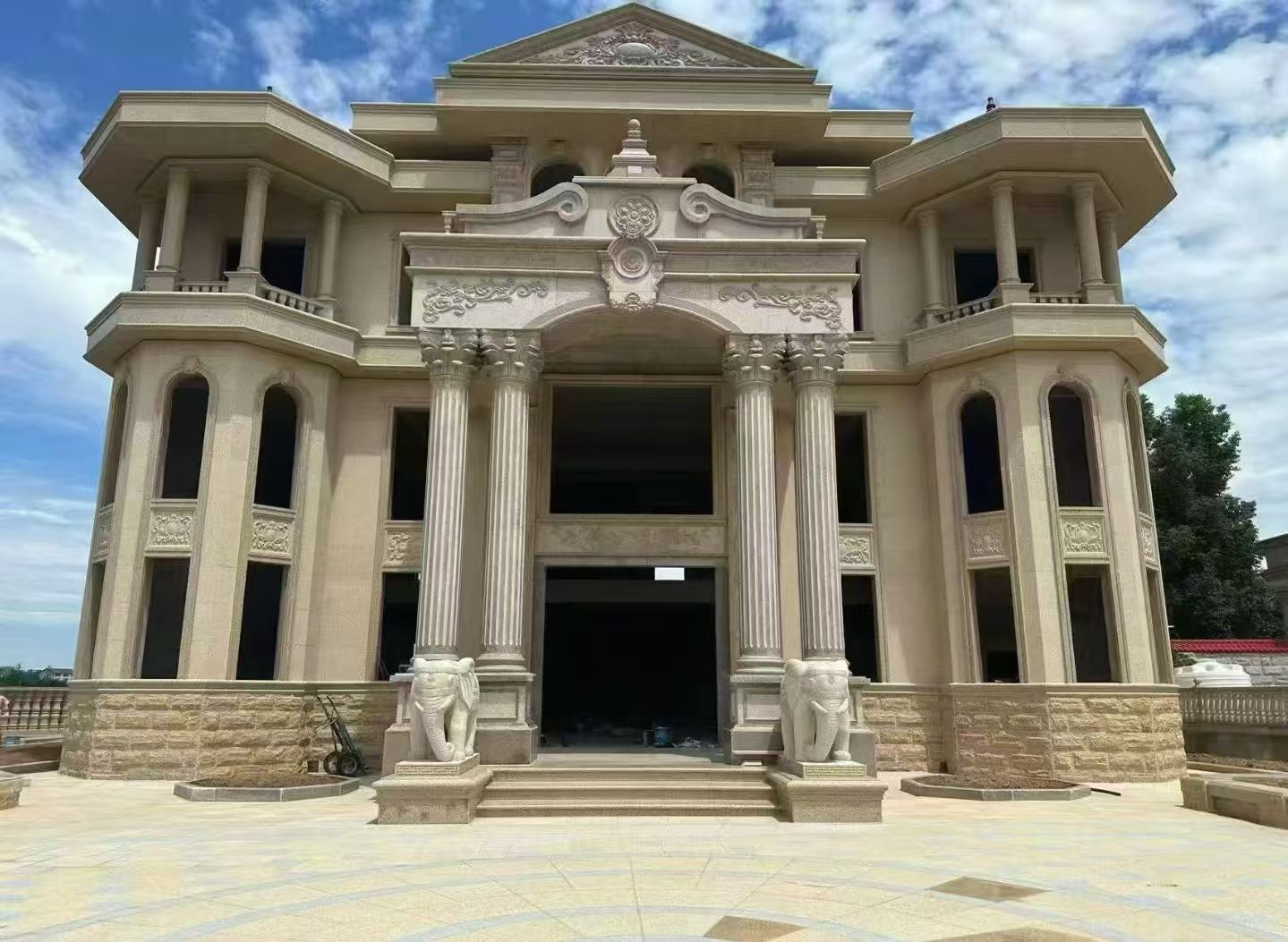 郴州 黄金麻别墅外墙干挂，大柱，大象，蘑菇石，雕花板