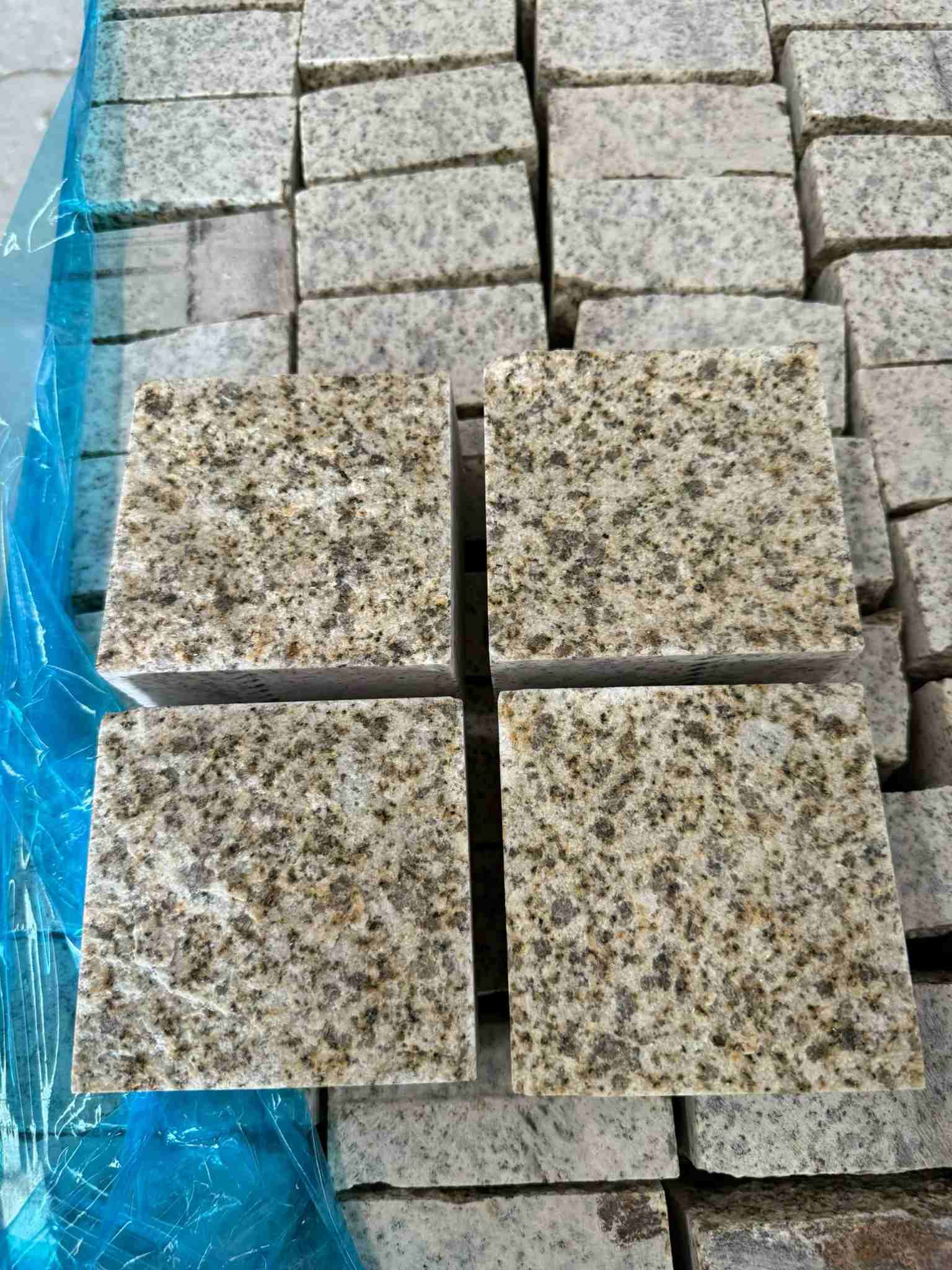 郴州 黄金麻花岗岩自然面小方块，弹石，马蹄石等