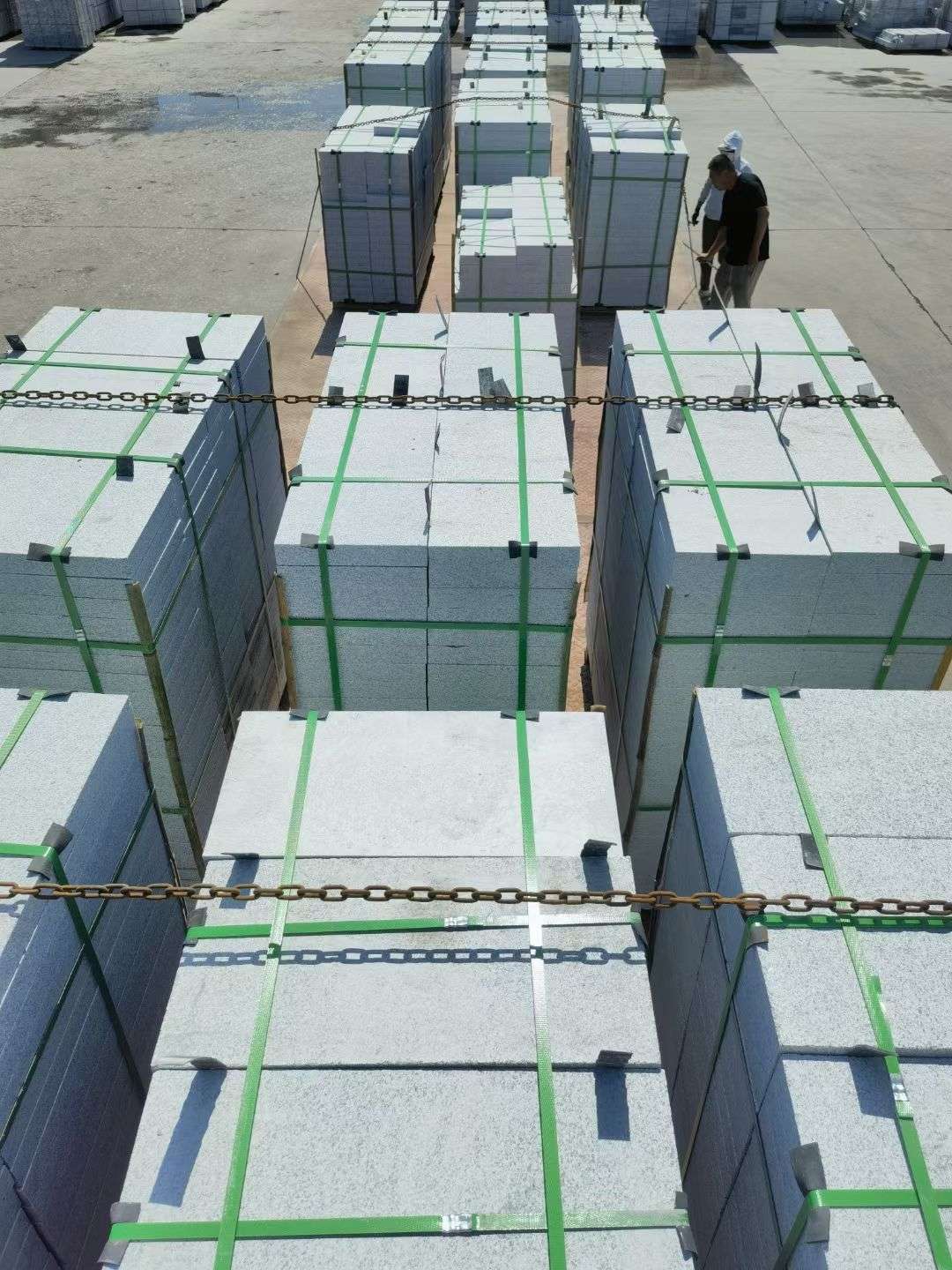 郴州 芝麻白花岗岩5公分地铺石 花岗岩厂家工厂装车日常