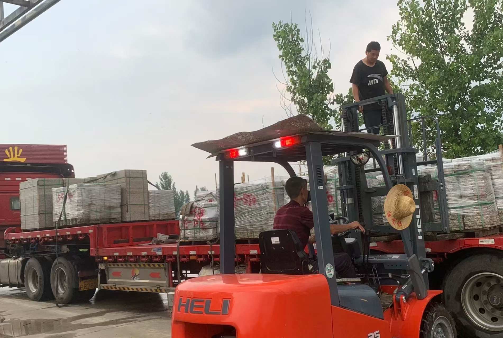 郴州 黄金麻冰裂纹，地铺石装车