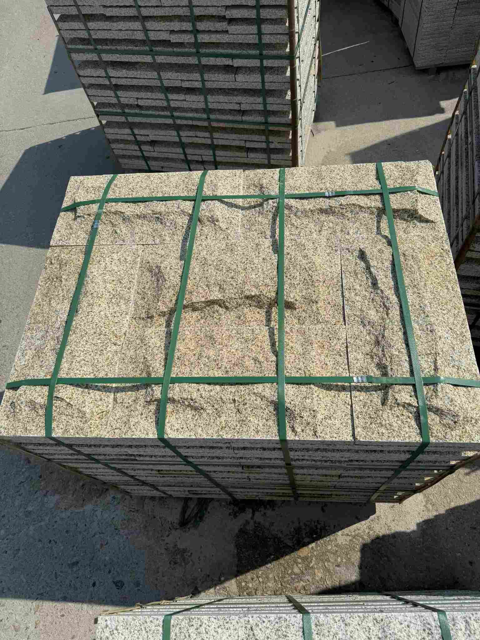 郴州 黄金麻花岗岩石材自然面蘑菇石成品