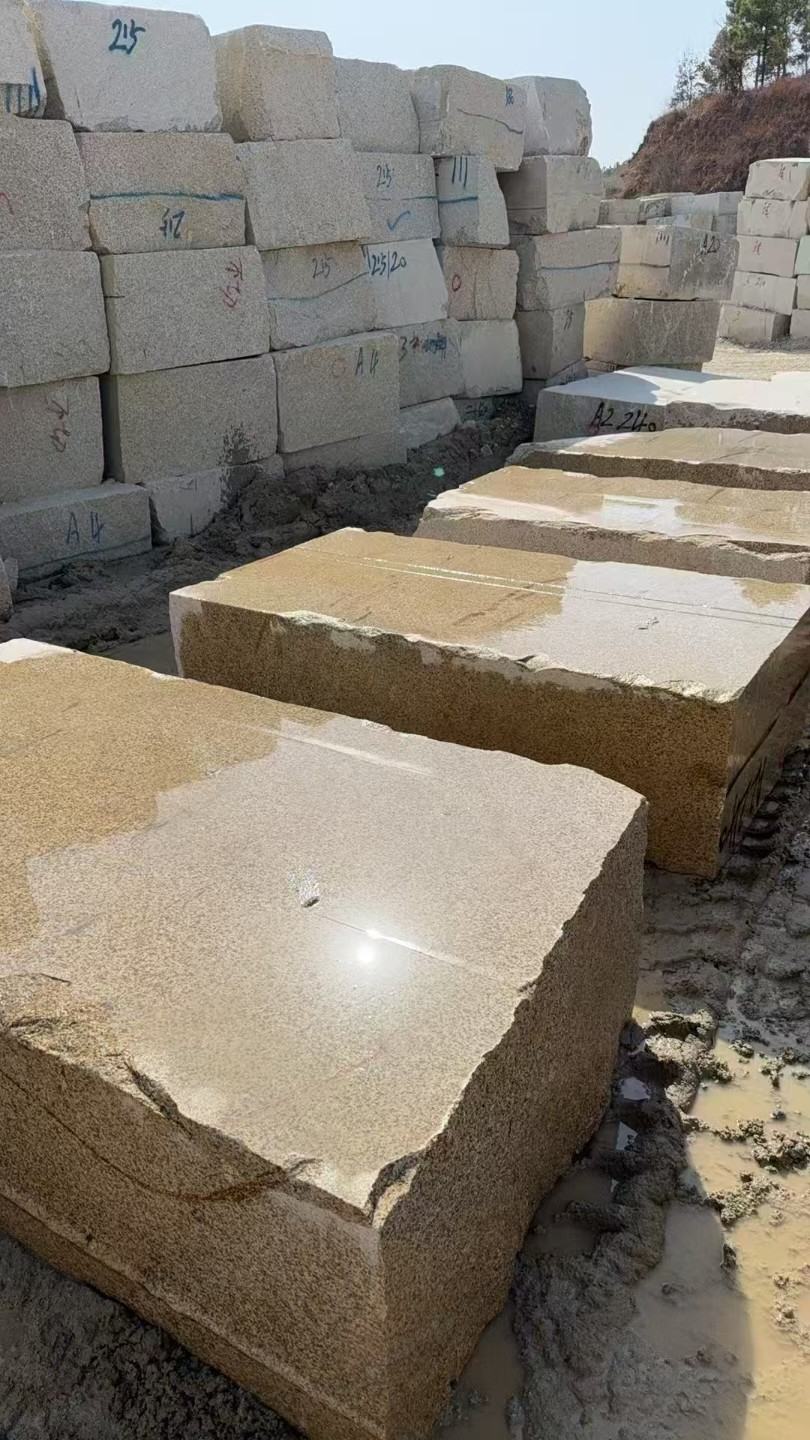 郴州 黄金麻方料堆场洗料分选中，原材料充足