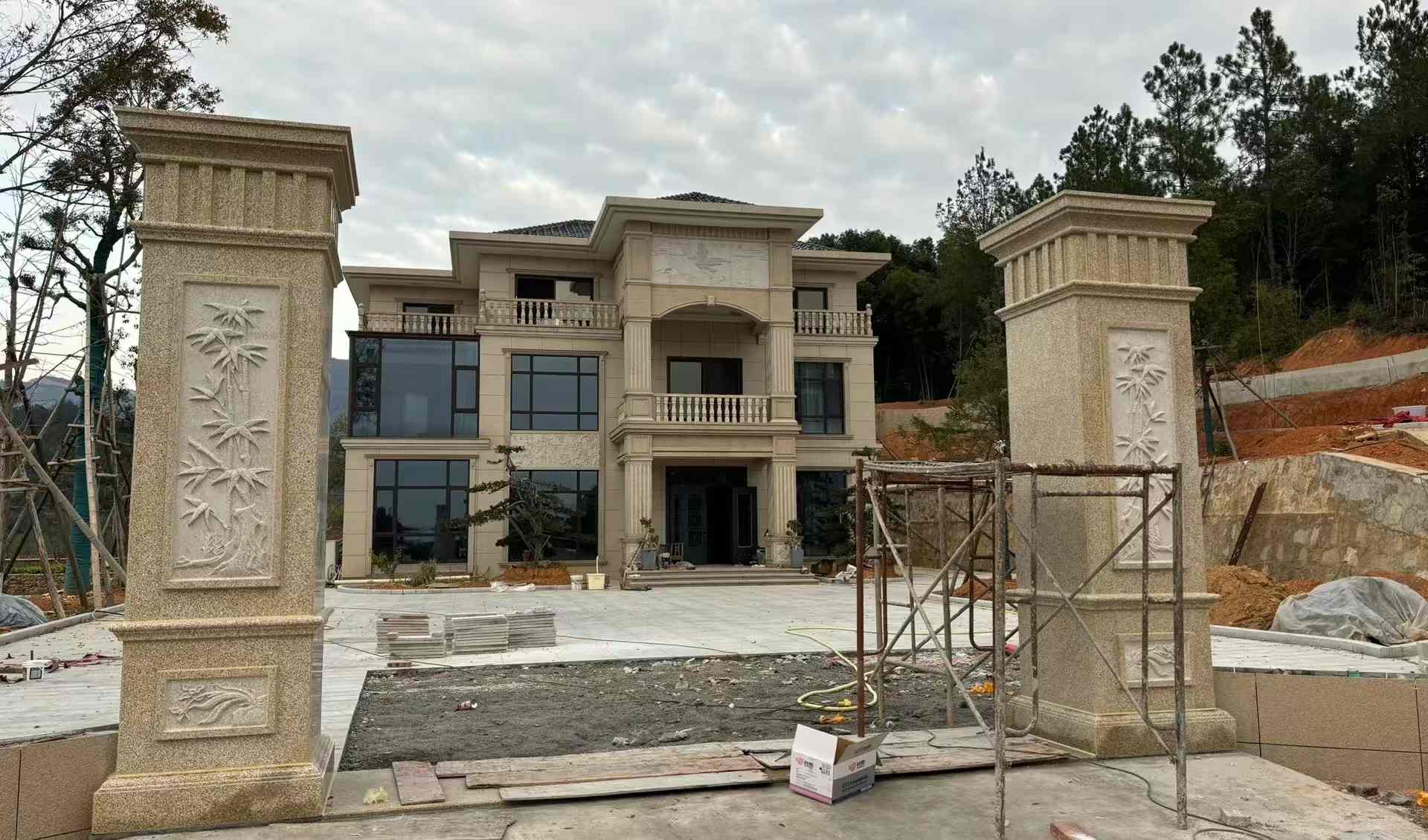 郴州 黄金麻花岗岩别墅雕花外墙干挂配上门口雕花罗马柱