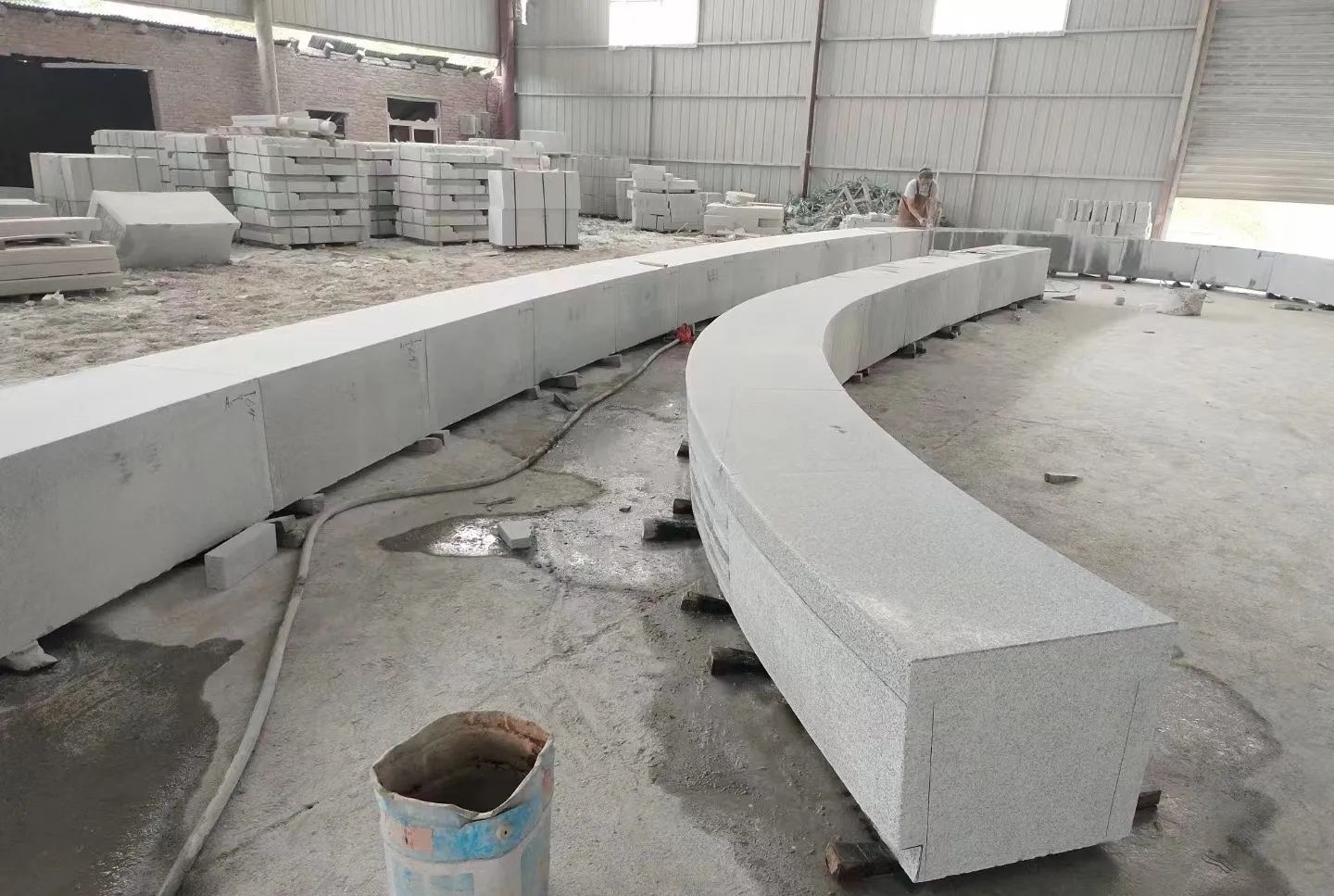 郴州芝麻白花岗岩石板材 园林光面弧形坐凳