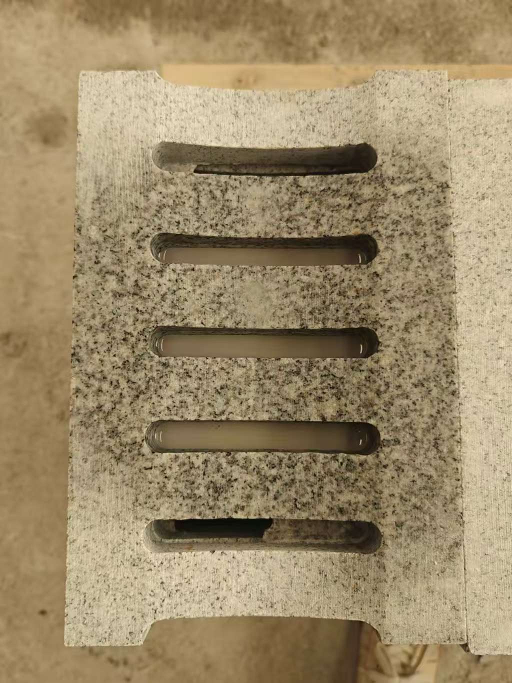 郴州 芝麻白拉丝面花岗岩U型开槽排水槽